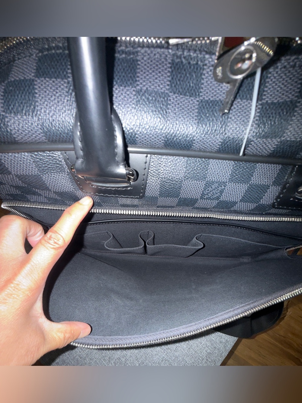 Louis Vuitton Graphite ICare - Picture 10 of 17